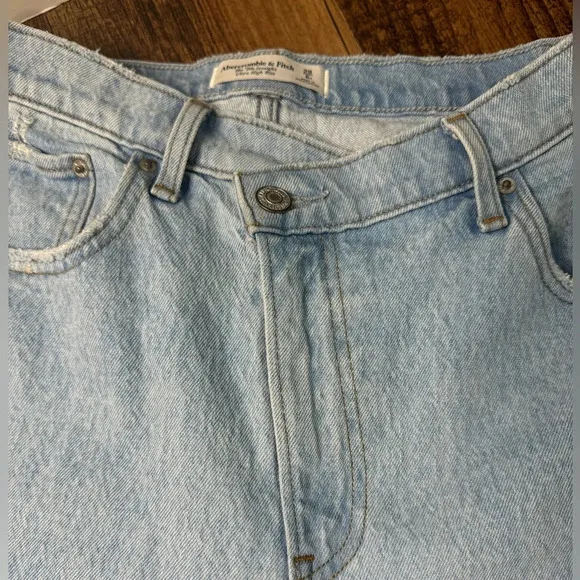 Abercrombie &amp; Fitch The 90s Striaght Ultra High Rise w Criss Cross Waistband