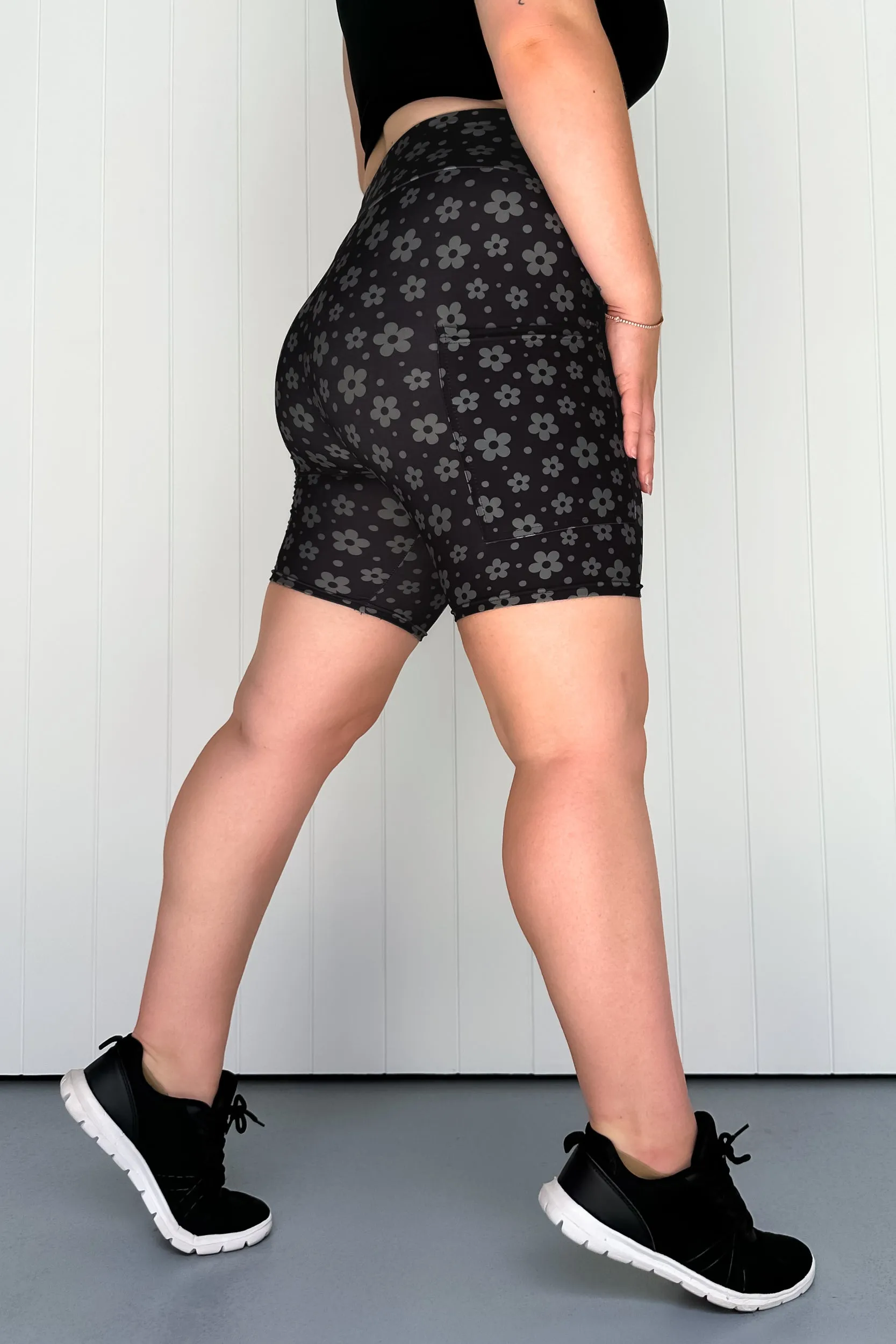 Black Daisy Confetti - Casual - Mid Shorts - Pockets