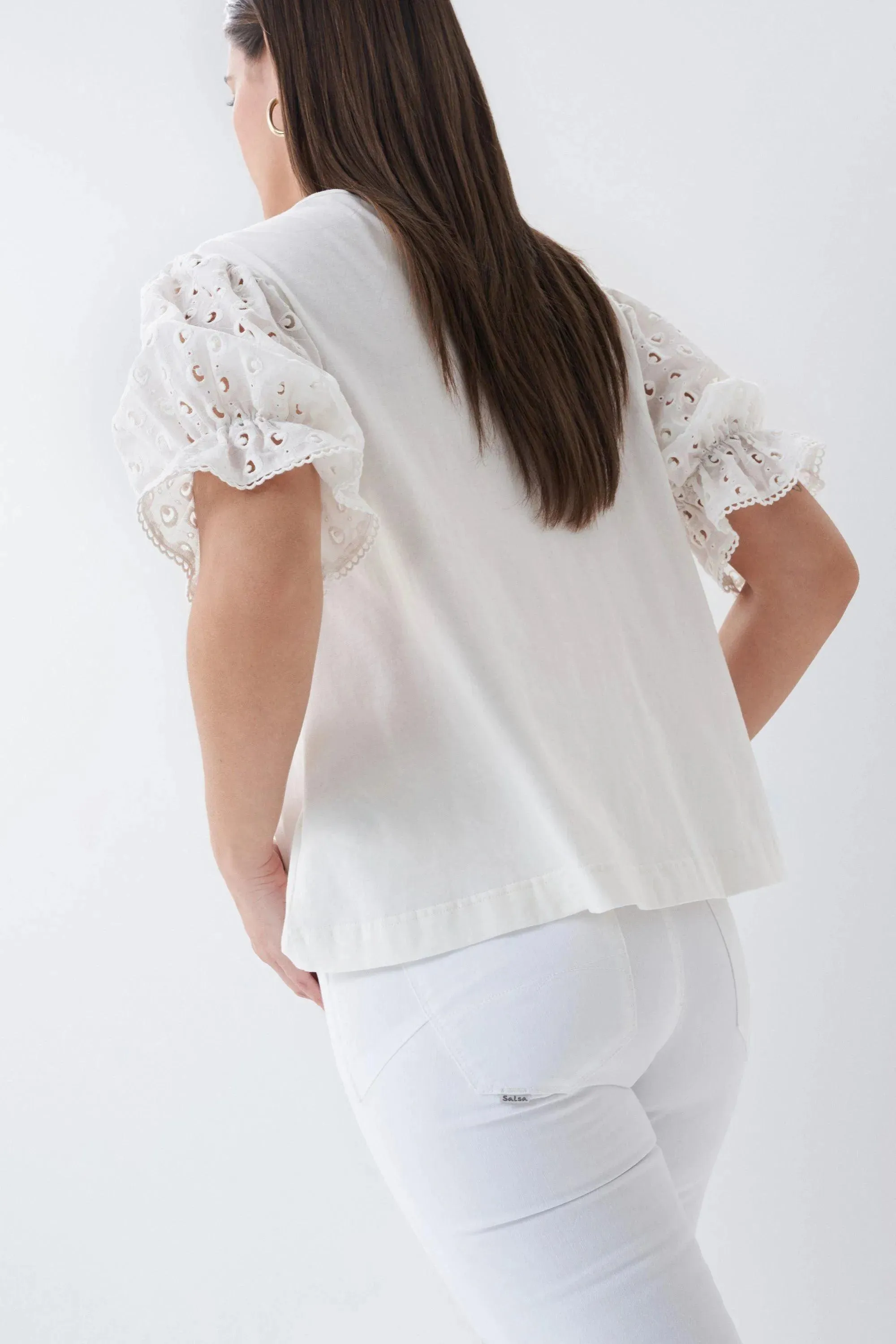 Camiseta con Bordados en las Mangas
