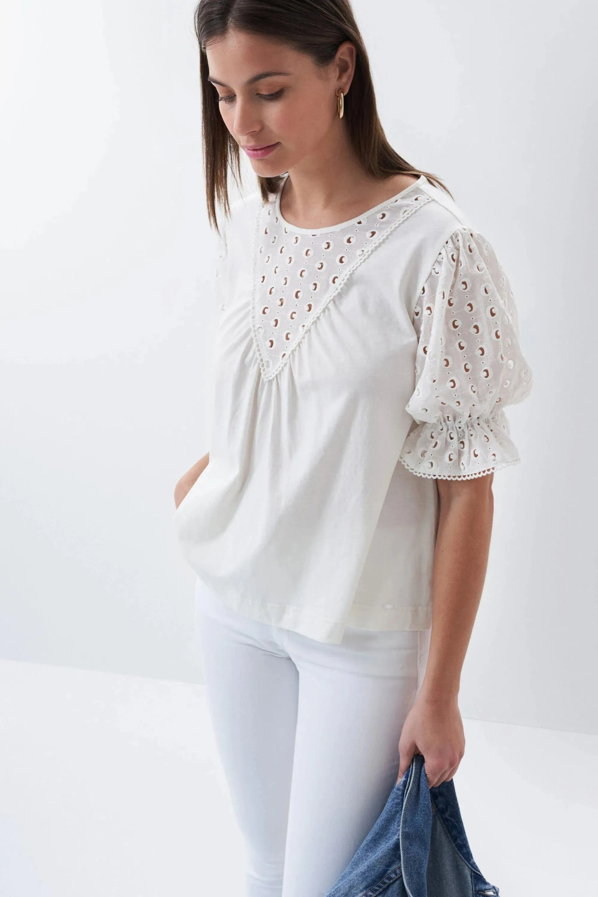 Camiseta con Bordados en las Mangas