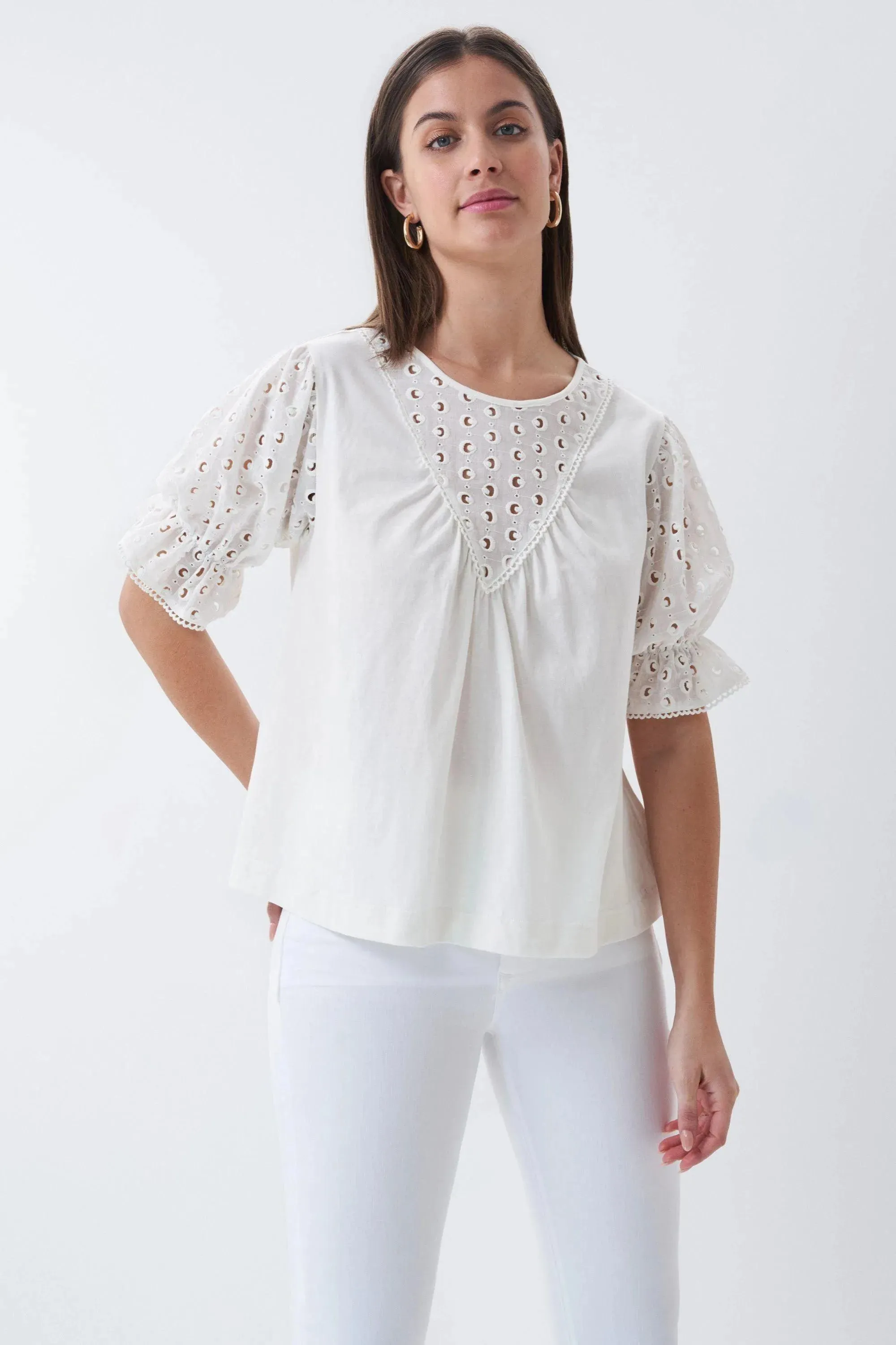 Camiseta con Bordados en las Mangas