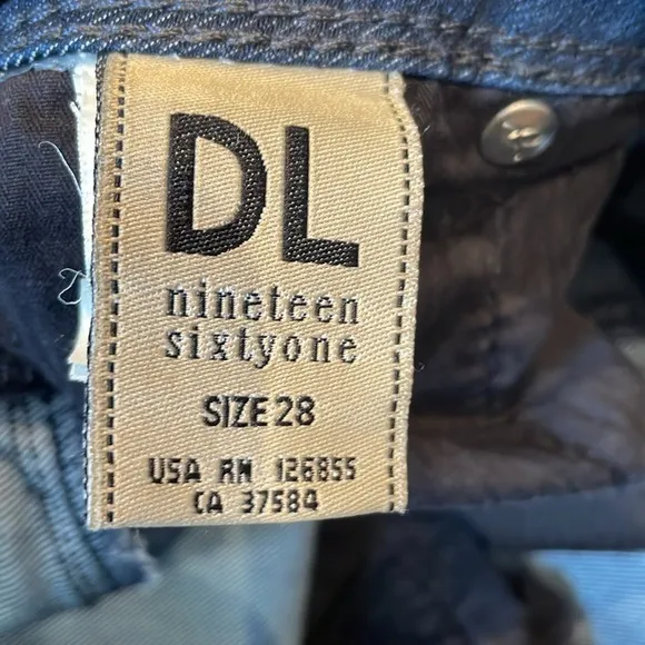 DL1961 Cindy Slim, Boot Cut Jeans, 4 Way Stretch, Dark Rinse, Size 28