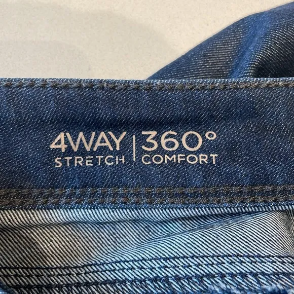 DL1961 Cindy Slim, Boot Cut Jeans, 4 Way Stretch, Dark Rinse, Size 28