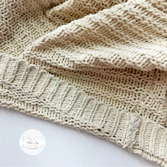 EXPRESS Cream Knit Sweater S