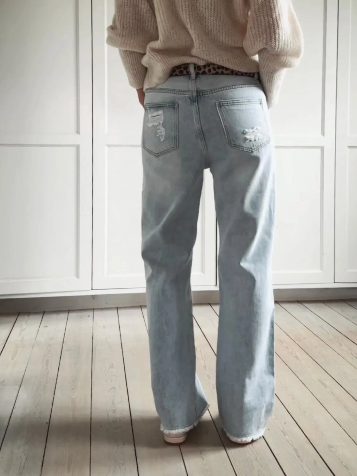 JEANS STRAIGHT MID WAIST RIPPED - LIGHT BLUE