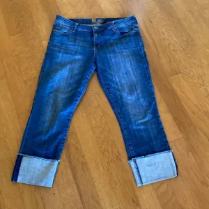 Kut from the Kloth cropped jeans🌊