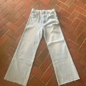 Light Wash Vibrant Jeans 30‎
