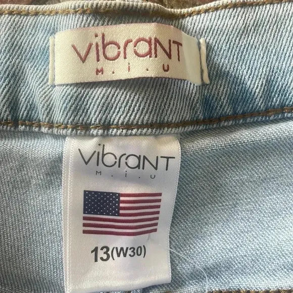 Light Wash Vibrant Jeans 30‎