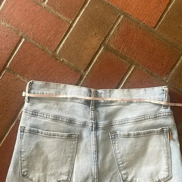 Light Wash Vibrant Jeans 30‎