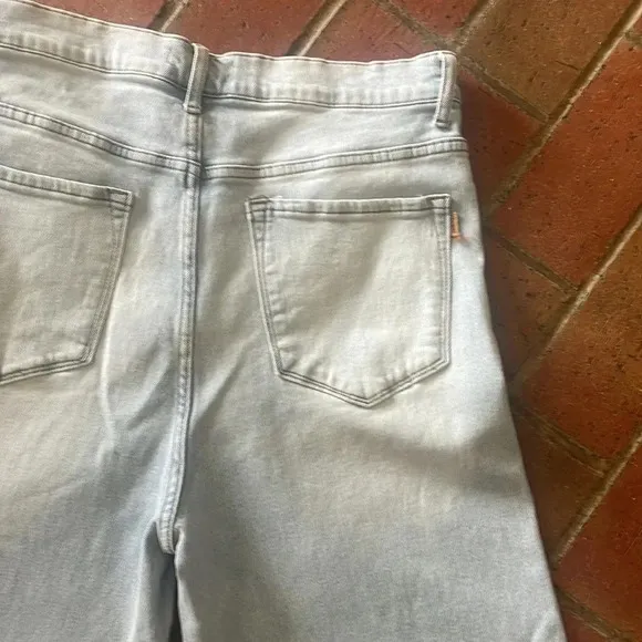 Light Wash Vibrant Jeans 30‎