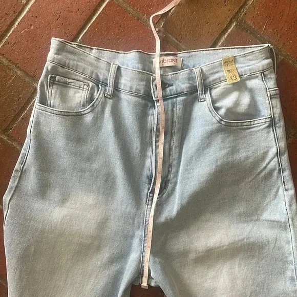Light Wash Vibrant Jeans 30‎
