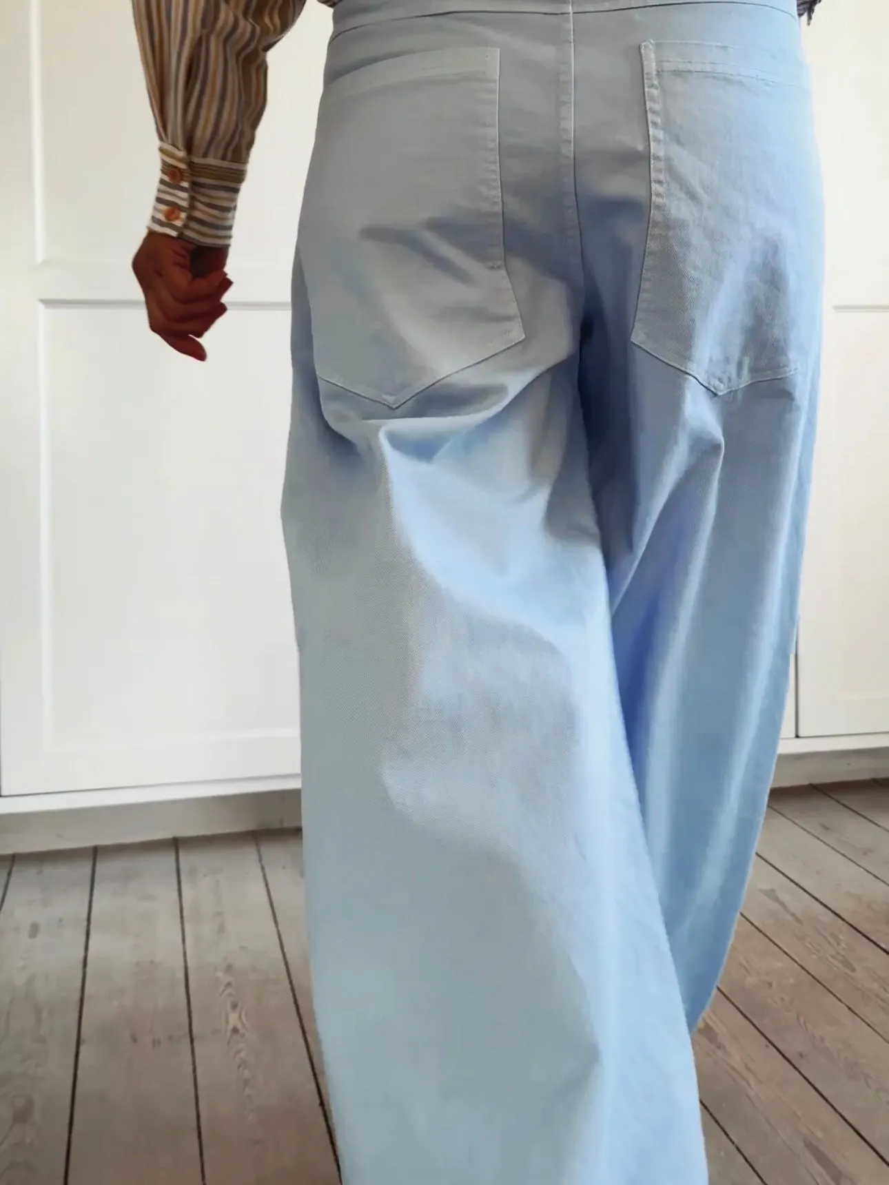 LOOSE STRAIGHT LEG JEANS - LIGHT BLUE