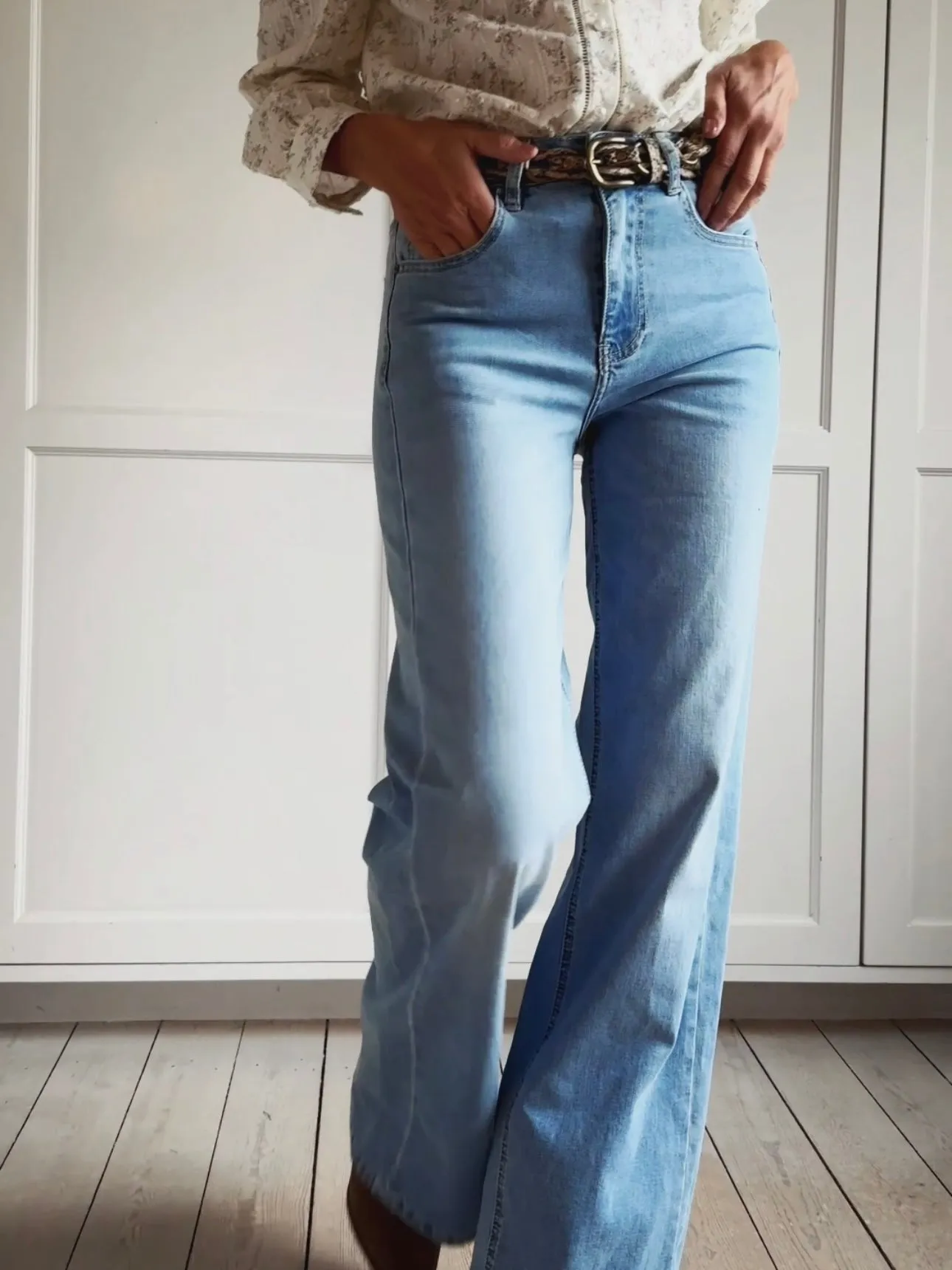 LOOSE STRAIGHT LEG JEANS - LIGHT BLUE
