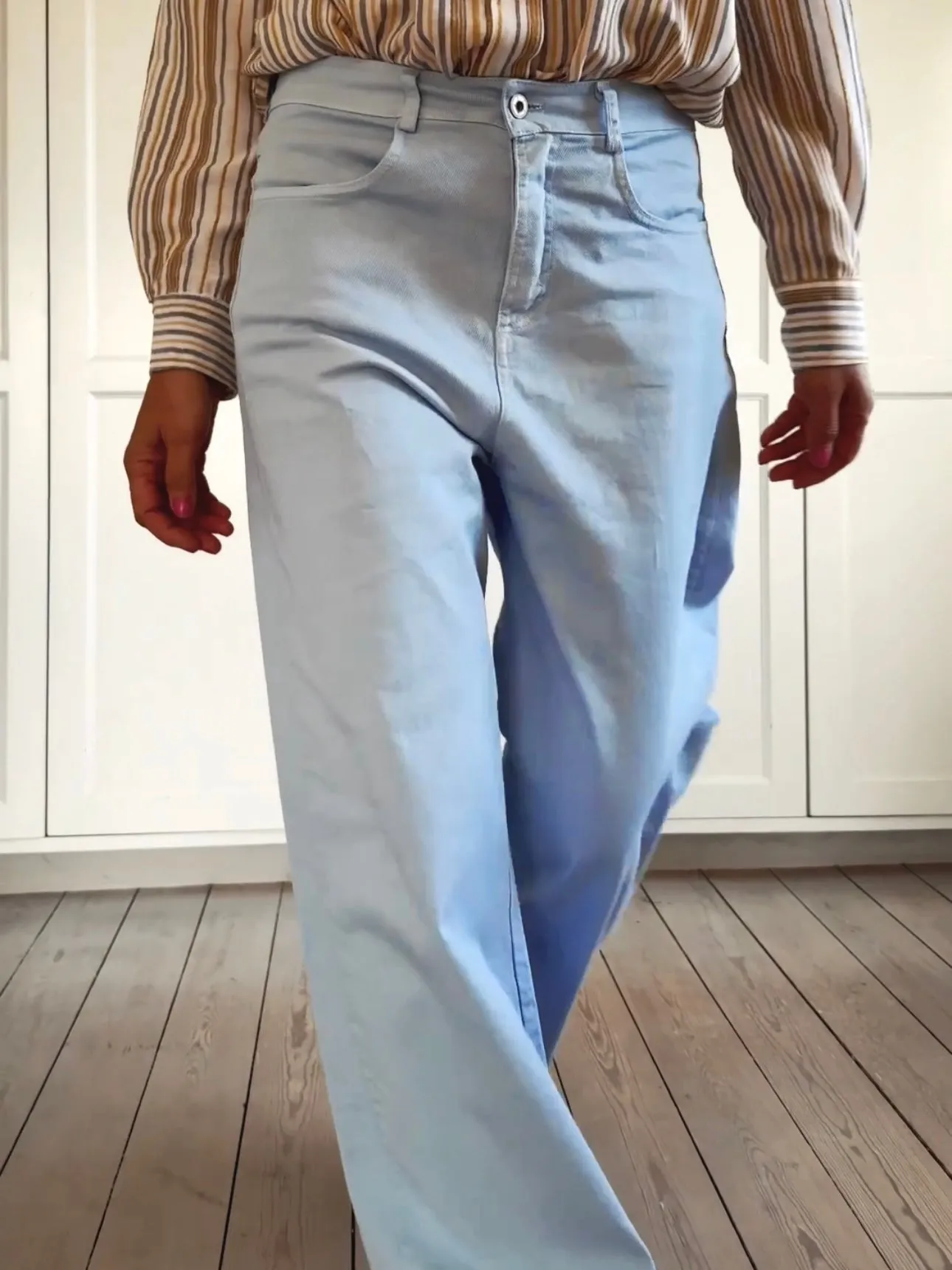 LOOSE STRAIGHT LEG JEANS - LIGHT BLUE