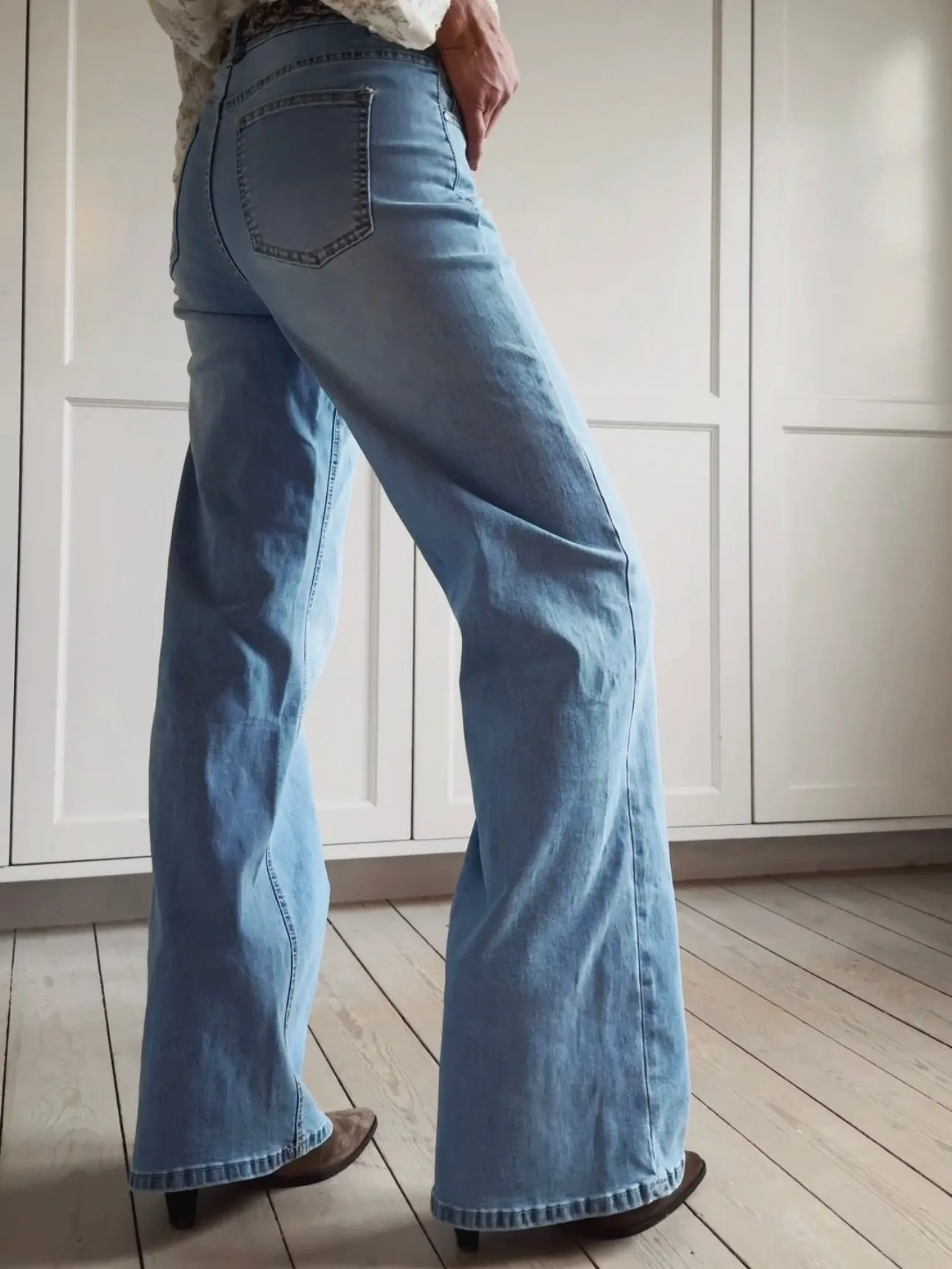 LOOSE STRAIGHT LEG JEANS - LIGHT BLUE