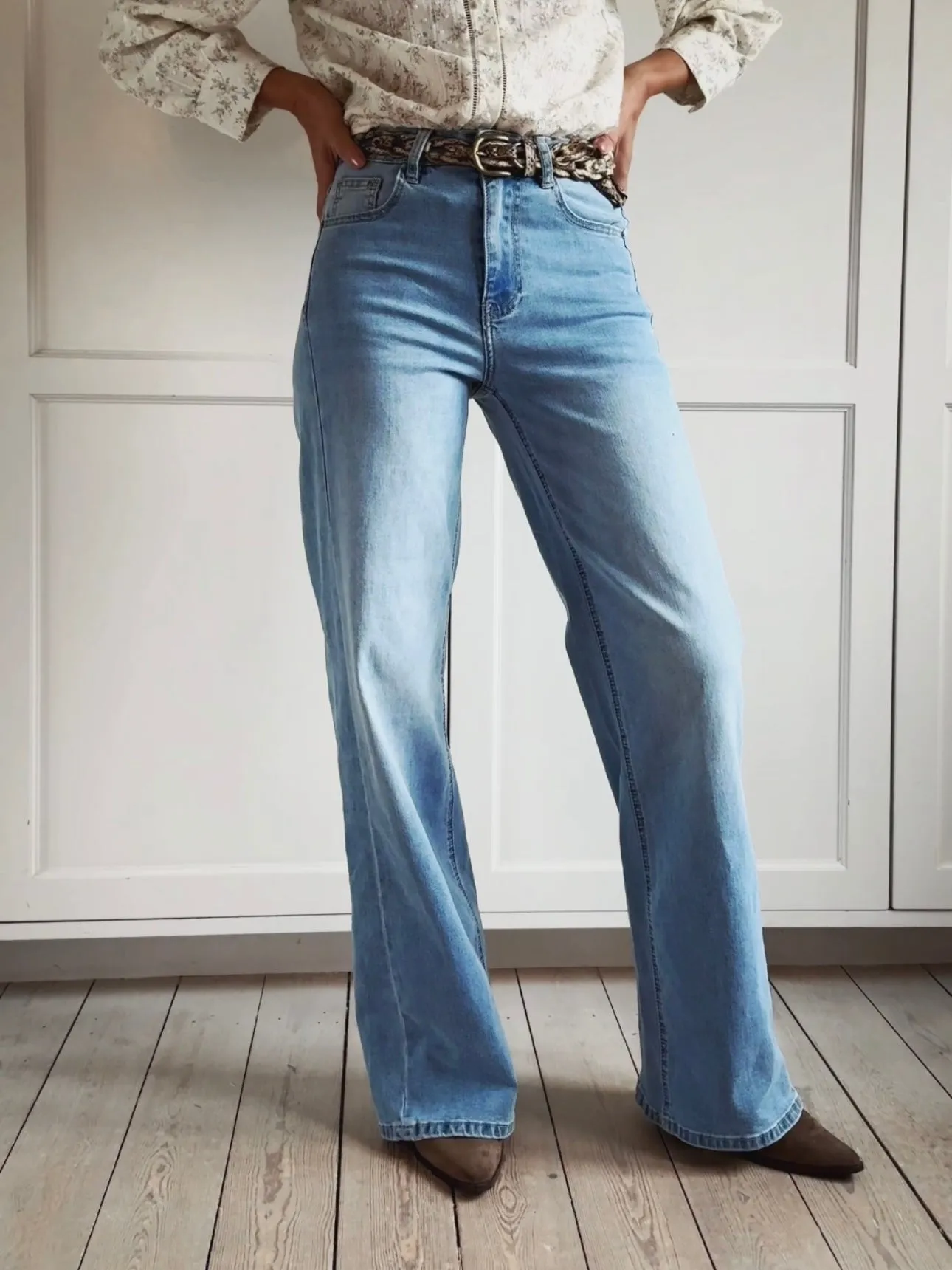 LOOSE STRAIGHT LEG JEANS - LIGHT BLUE