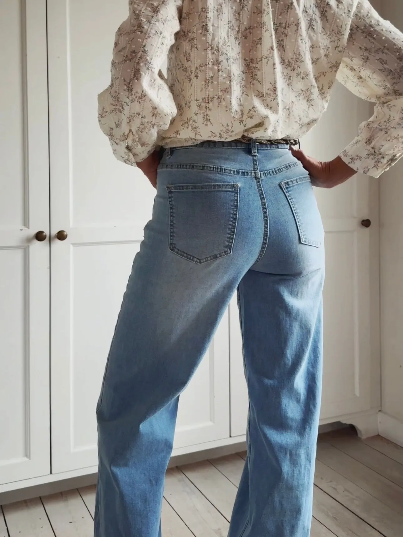 LOOSE STRAIGHT LEG JEANS - LIGHT BLUE