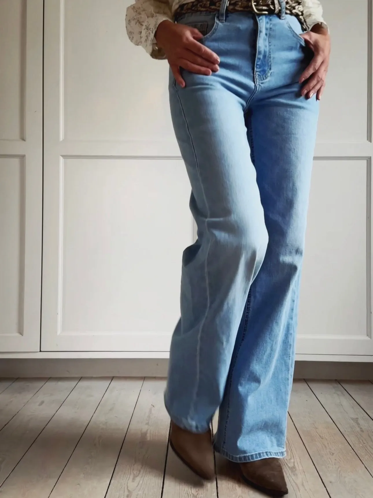 LOOSE STRAIGHT LEG JEANS - LIGHT BLUE