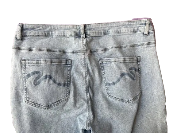 Santana Light Wash Capri Jeans
