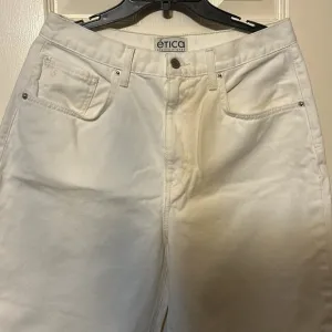 Ética White High Waist Relaxed Barrel Jeans size 31 never worn